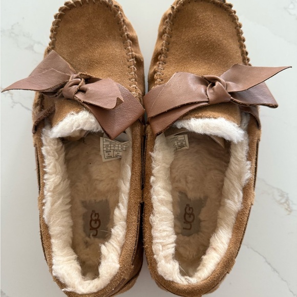 Ugg Dakota Slippers with Leather Bow Detail. Size 9. - Picture 3 of 5